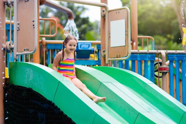 Kids at aqua park. Child in swimming pool. — Stock Photo, Image