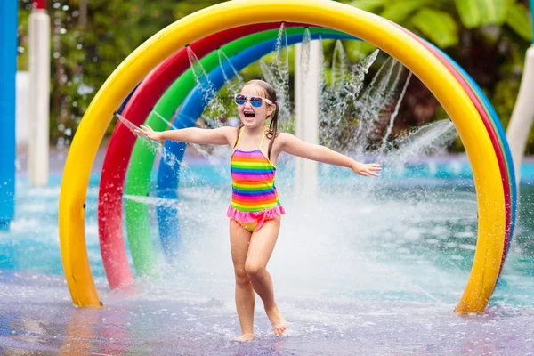 Kinderen in Aqua Park. Kind in het zwembad. — Stockfoto