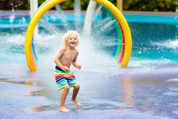 Aqua Park'taki çocuklar. Yüzme havuzundaki çocuk. — Stok fotoğraf