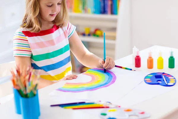 Kinderen schilderen. Kind schilderij. Kleine meisje tekening. — Stockfoto