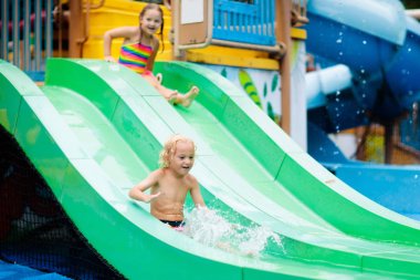 Aqua Park'taki çocuklar. Yüzme havuzundaki çocuk.