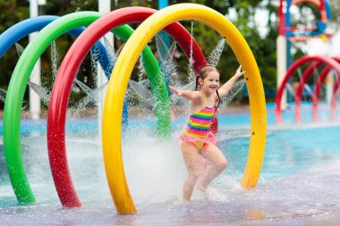 Aqua Park'taki çocuklar. Yüzme havuzundaki çocuk.