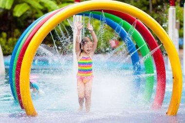 Aqua Park'taki çocuklar. Yüzme havuzundaki çocuk.