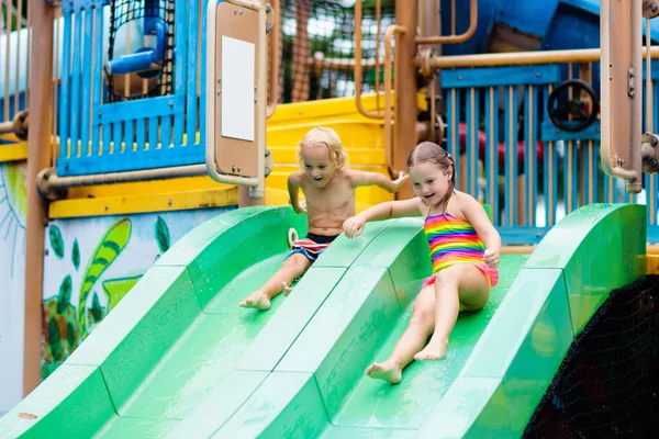 Kids på Aqua Park. Barn i simbassängen. — Stockfoto