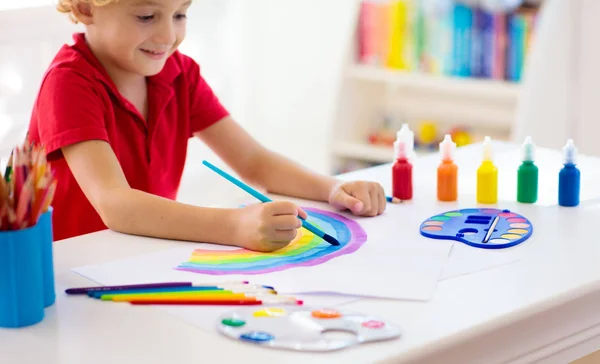 I bambini dipingono. Pittura infantile. Ragazzino disegno . — Foto Stock