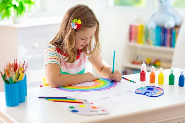 Barn målarfärg. Barn målning. Liten flicka ritning. — Stockfoto