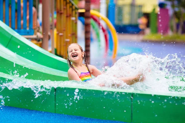Kinder im Aquapark. Kind im Schwimmbad. — Stockfoto