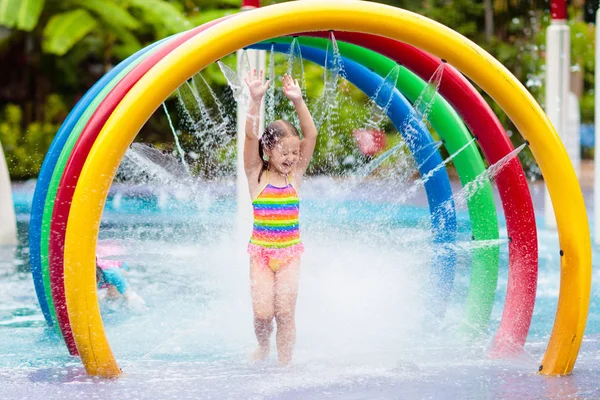 Miúdos no parque aquático. Criança na piscina . — Fotografia de Stock