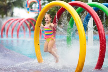 Aqua Park'taki çocuklar. Yüzme havuzundaki çocuk.