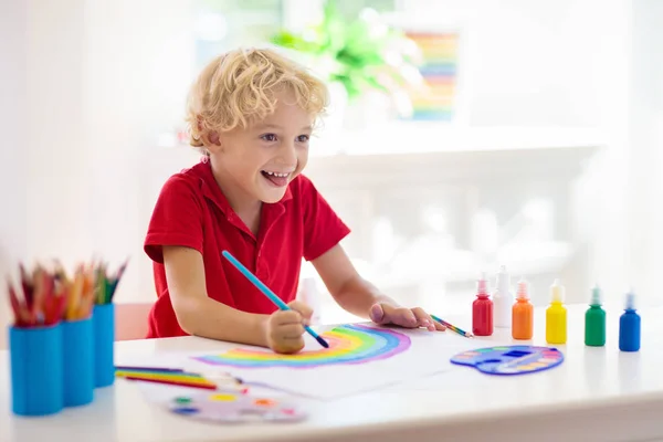 Kinderen schilderen. Kind schilderij. Kleine jongen tekening. — Stockfoto
