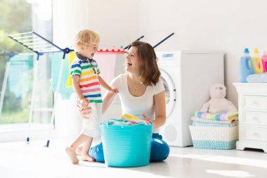 Çamaşır odasında çamaşır makinesi ile aile