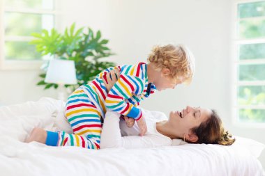 Anne ve çocuk yatakta. Anne ve bebek evde.