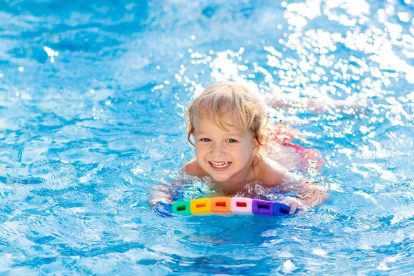 Niño aprendiendo a nadar. Niños en piscina . —  Fotos de Stock