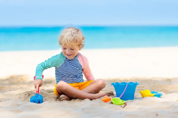 Kinderen spelen op het strand. Kinderen spelen op zee. — Stockfoto