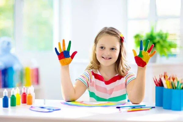 子供の絵を描く。子供の絵小さな女の子の描画. — ストック写真