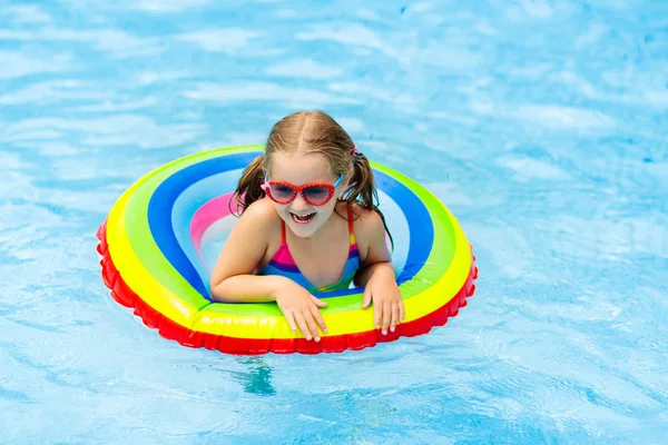 Criança na piscina no anel de brinquedo. Crianças nadam . — Fotografia de Stock