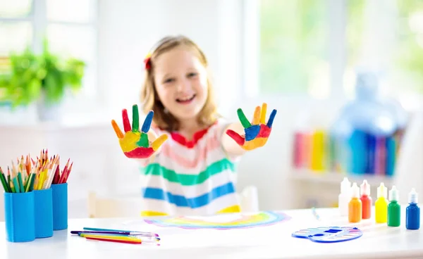 I bambini dipingono. Pittura infantile. Ragazzina disegno . — Foto Stock