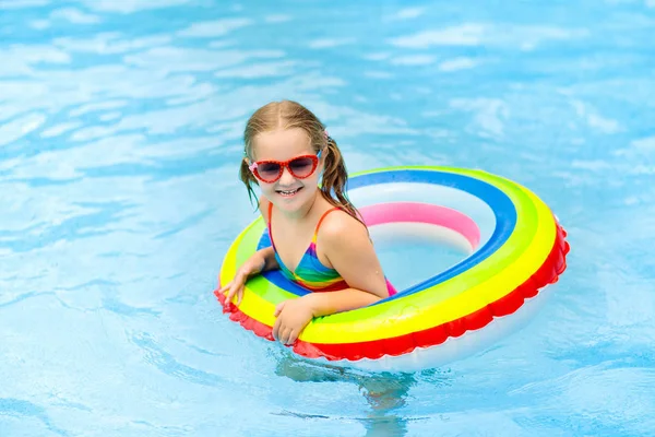 Niño en piscina en anillo de juguete. Niños nadan . — Foto de Stock