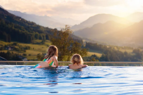带山景的游泳池的家庭 — 图库照片