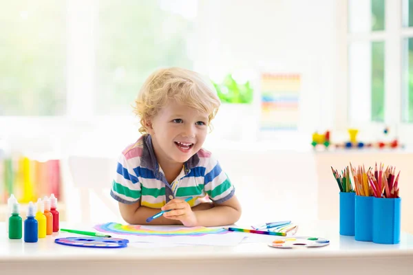 Τα παιδιά ζωγραφίζουν. Παιδική ζωγραφική. Το μικρό αγόρι ζωγραφίζει. — Φωτογραφία Αρχείου