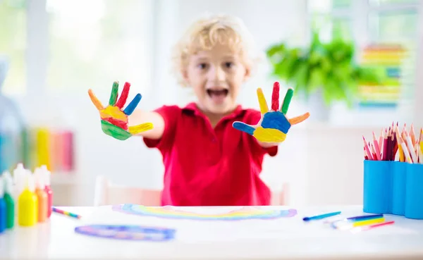 Kinderen schilderen. Kind schilderij. Kleine jongen tekening. — Stockfoto