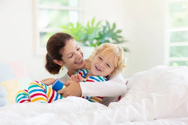 Mother and child in bed. Mom and baby at home. — Stock Photo, Image