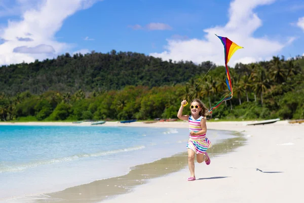 Kind met kite. Kinderen spelen. Familie strandvakantie. — Stockfoto