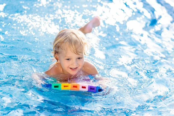 Niño aprendiendo a nadar. Niños en piscina . — Foto de Stock