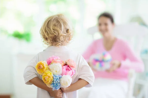 Happy mother���s day. Child with present for mom. — Stock Photo, Image