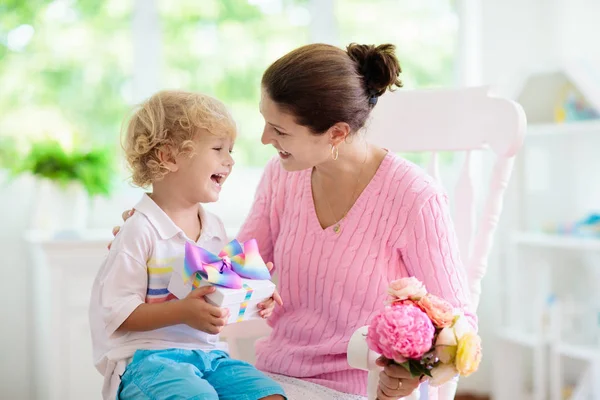 Glücklicher Muttertag. Kind mit Geschenk für Mama. — Stockfoto