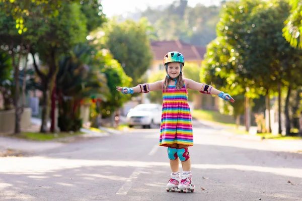 Enfant en patins à roues alignées. Patins à roulettes pour enfants . — Photo