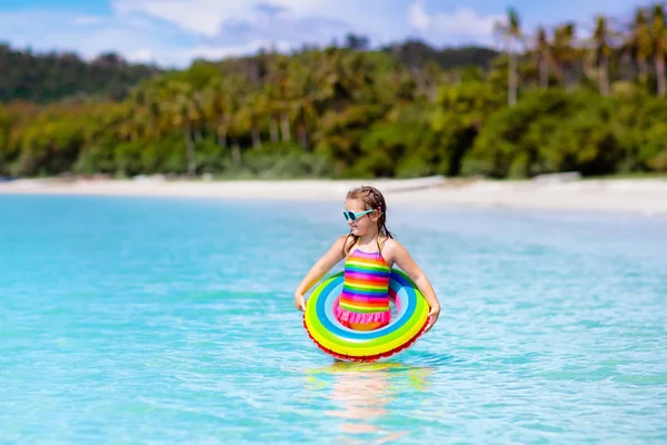 Bambino sulla spiaggia tropicale. Vacanze al mare con bambini . — Foto Stock