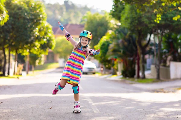 インラインスケートの子供。キッズスケートローラーブレード. — ストック写真