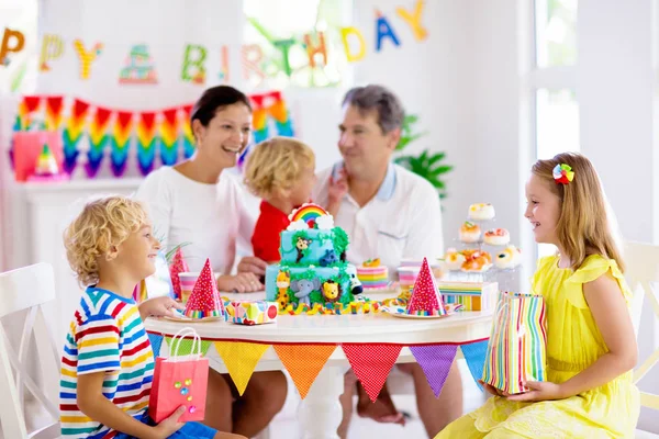 Bolo de festa de aniversário infantil. Família com filhos . — Fotografia de Stock
