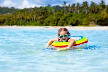 Çocuk tropik sahilde. Deniz tatil çocuklarla.