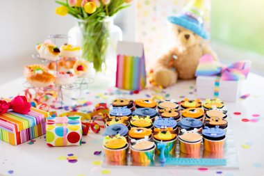 Çocuk doğum günü için Cupcakes, çocuk orman partisi.