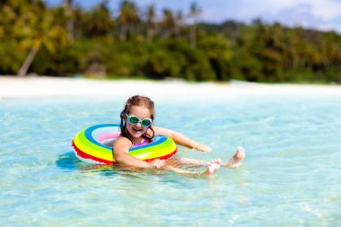Çocuk tropik sahilde. Deniz tatil çocuklarla.