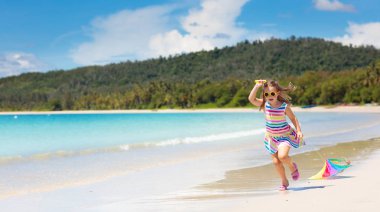 Uçurtma ile çocuk. Çocuklar oynar. Aile beach tatil.