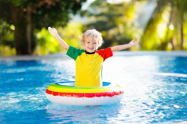 Niño en piscina en anillo de juguete. Niños nadan . — Foto de Stock