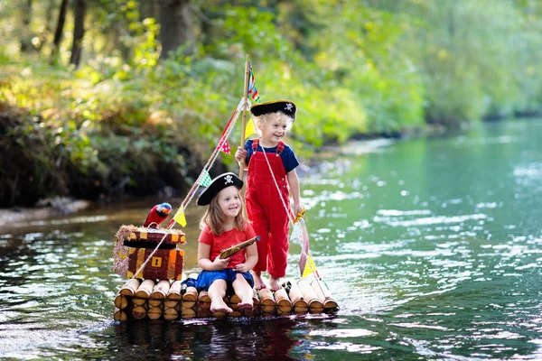Crianças jogando aventura pirata em jangada de madeira — Fotografia de Stock
