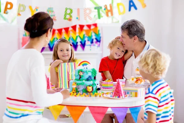 Torta di compleanno per bambini. Famiglia con bambini . — Foto Stock