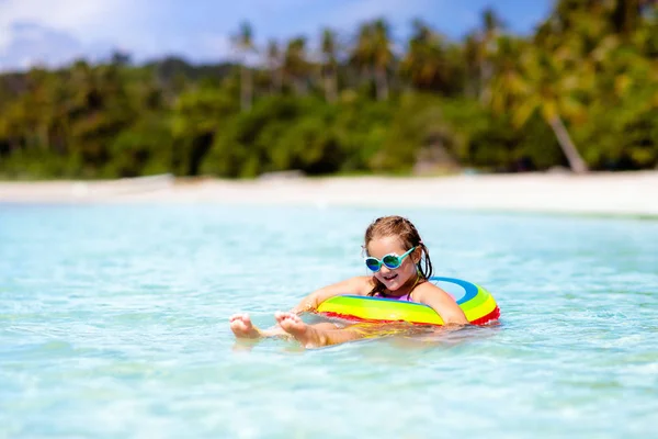 Bambino sulla spiaggia tropicale. Vacanze al mare con bambini . — Foto Stock