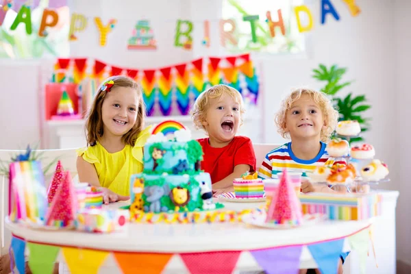 儿童生日聚会。孩子们在蛋糕上吹蜡烛. — 图库照片