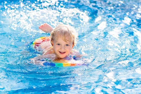 Niño aprendiendo a nadar. Niños en piscina . — Foto de Stock