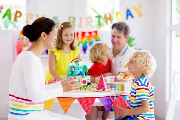 子供の誕生日パーティーケーキ。子供連れの家族. — ストック写真