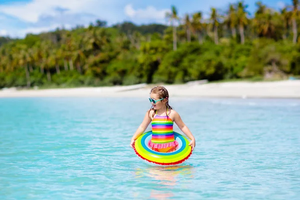 Enfant sur la plage tropicale. Vacances en mer avec les enfants . — Photo