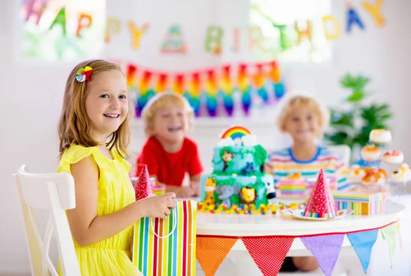 子供の誕生日パーティー。子供たちはケーキにキャンドルを吹く. — ストック写真