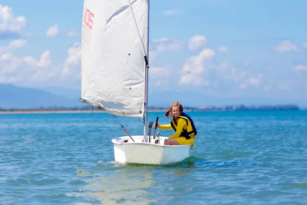 Navegación infantil. Niño aprendiendo a navegar en yate de mar . —  Fotos de Stock