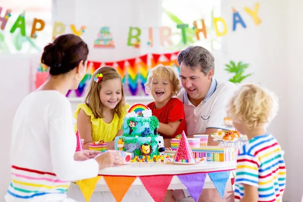 Pastel de cumpleaños infantil. Familia con niños . — Foto de Stock