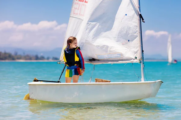 Navegación infantil. Niño aprendiendo a navegar en yate de mar . — Foto de Stock